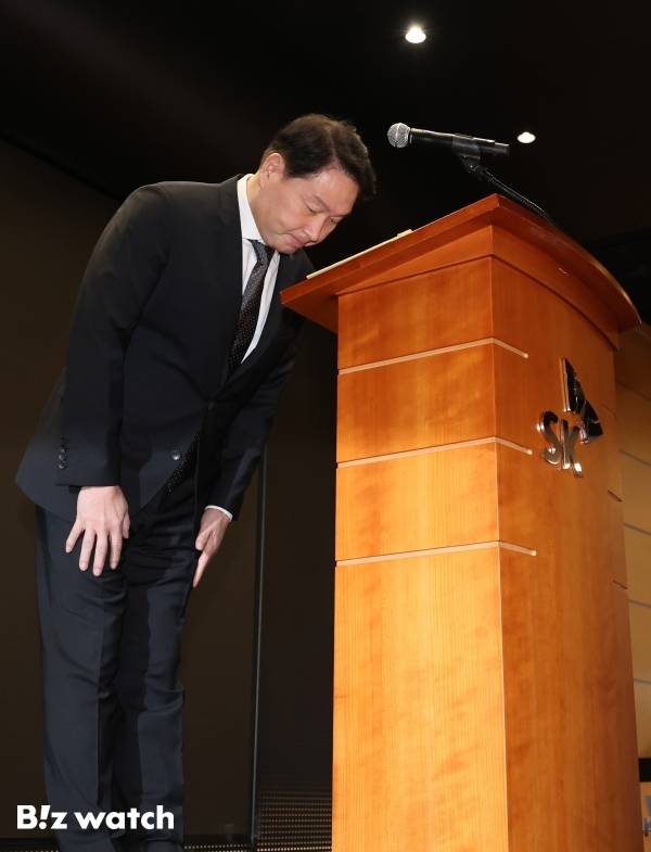 최태원 SK그룹 회장이 지난 7일 오전 서울 중구 SK텔레콤 T타워 SUPEX홀에서 SK텔레콤의 해킹 사고와 관련해 대국민 사과 후 인사하고 있다./사진=이명근 기자 qwe123@