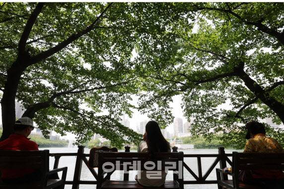 서울의 낮기온이 25도까지 오르며 초여름 날씨를 보인 지난 13일 오후 서울 송파구 석촌호수 인근에서 시민들이 휴식을 취하고 있다.종로구 청계천에서 한 시민이 휴식을 취하고 있다.(사진=이영훈 기자)