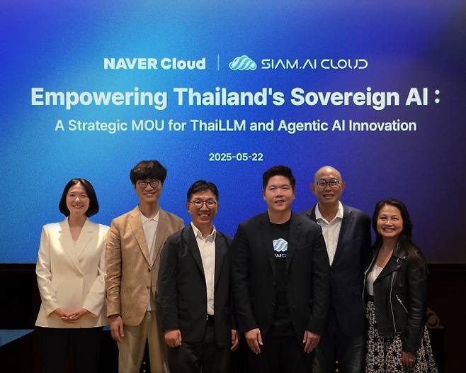 네이버클라우드가 ‘시암 AI 클라우드’와 태국어 기반 LLM 및 관광 특화 AI 에이전트 구현을 위한 mou를 체결했다. 최수연 네이버 대표(왼쪽부터) , 이해진 네이버 이사회 의장, 김유원 네이버클라우드 대표, 라따나폰 웡나파찬트 시암 AI 클라우드 대표, 레이몬드 테(Raymond Teh) 엔비디아 APAC 총괄 대표, 회이 데이비스(Hue Davis) 엔비디아 APAC NCP 총괄.