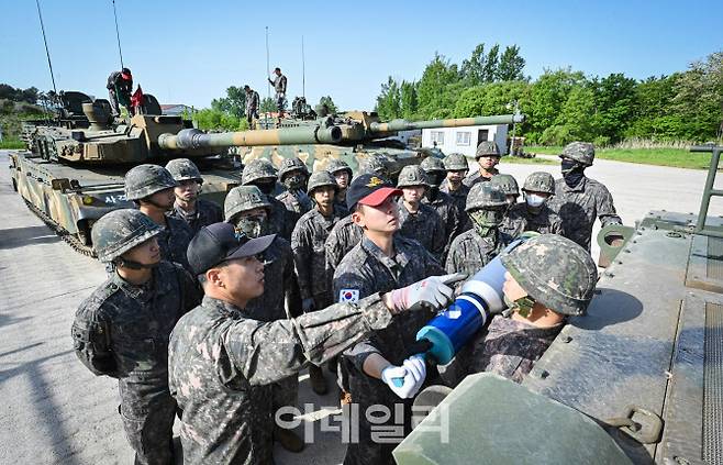 육군기계화학교 신임장교들이 탄약 적재 훈련을 실시하고 있다. (사진=육군)