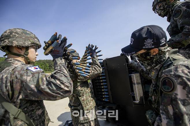 육군방공학교 신임장교들이 전문교관들과 함께 20mm 견인 발간포 탄약을 장전하고 있다. (사진=육군)