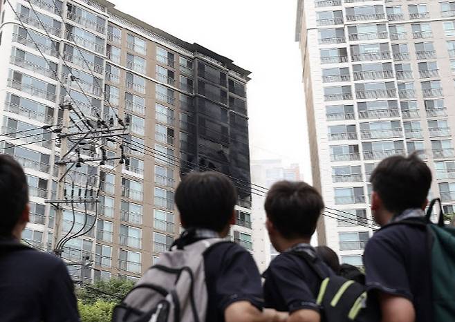 강남구 역삼동 아파트 화재 현장을 지켜보고 있는 학생들. (사진=연합뉴스)