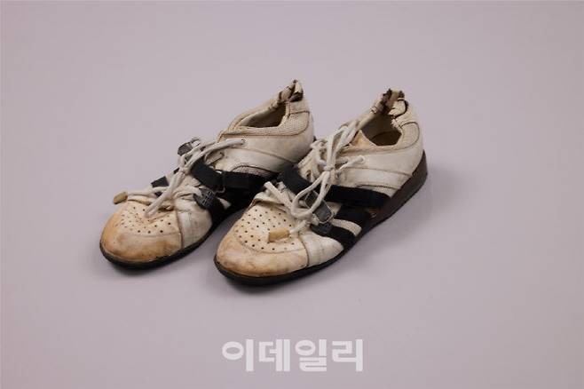 장미란 차관이 국립스포츠박물관에 기증하는 역도 선수 시절 역도화. (사진=문체부)