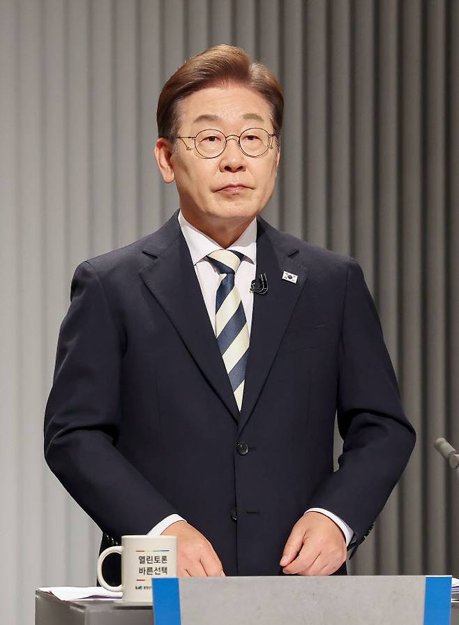 이재명 더불어민주당 대선후보가 23일 서울 여의도 KBS 스튜디오에서 열린 제21대 대선 2차 후보자 토론회를 준비하고 있다.(사진=연합뉴스)