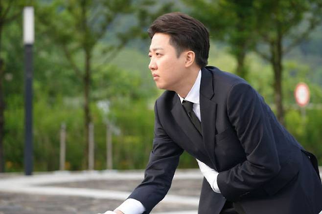 이준석 개혁신당 대선 후보가 23일 경남 김해 노무현 전 대통령 묘소를 참배하고 있다.(사진=개혁신당 제공)