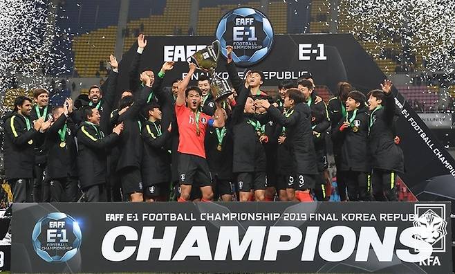 2019년 부산에서 열린 EAFF E-1(동아시안컵) 우승을 차지한 당시 세레머니하는 대한민국 남자 축구 국가대표팀 선수들