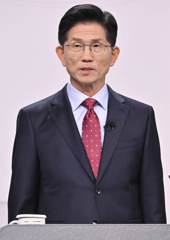 국민의힘 김문수 대선후보가 18일 서울 마포구 상암동 SBS 프리즘센터 스튜디오에서 열린 제21대 대선 1차 후보자 토론회를 준비하고 있다. 〈사진=연합뉴스〉