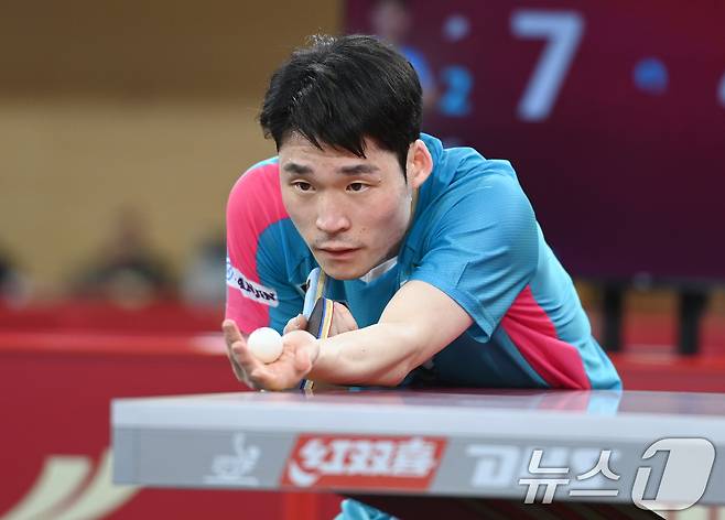 장우진이 20일(현지시간) 카타르 도하 카타르대학교 스포츠 컴플렉스에서 열린 '2025 국제탁구연맹(ITTF) 세계선수권대회' 남자단식 64강전에서 이란 베냐민 파라지와 경기를 펼치고 있다. 2025.5.20/뉴스1 ⓒ News1 사진공동취재단