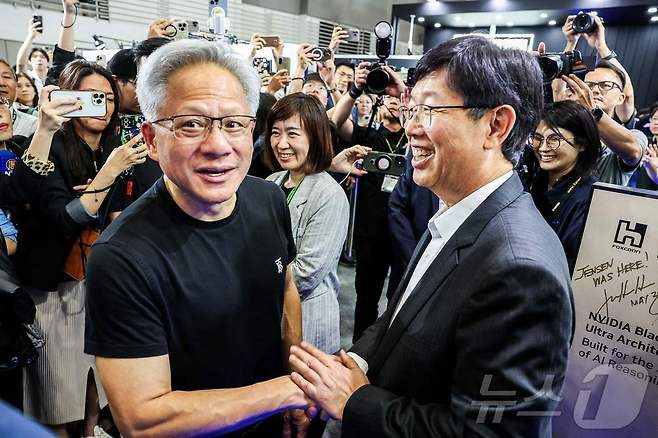 젠슨 황 엔비디아 CEO가 20일 타이베이 난강 전시관에서 열린 '컴퓨텍스 2025'에 도착해 류양웨이 폭스콘 회장과 악수하고 있다. 2025.05.21 ⓒ AFP=뉴스1 ⓒ News1 우동명 기자
