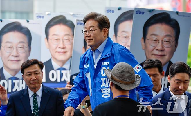 이재명 더불어민주당 대통령 후보가 사흘째 수도권 표심잡기에 나선 21일 오후 인천 서구 롯데마트 청라점 앞을 찾아 유세를 위해 연단에 오르고 있다. 2025.5.21/뉴스1 ⓒ News1 안은나 기자