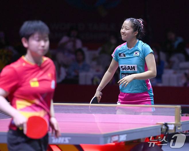 쑨잉사를 상대로 단식 16강전을 치른 신유빈 ⓒ News1 사진공동취재단