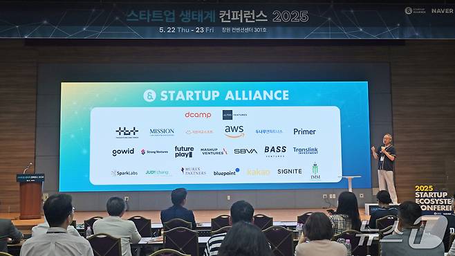 이기대 스타트업얼라이언스 센터장이 22일 열린 '스타트업 생태계 콘퍼런스 2025' 무대에서 신규 회원사를 소개하고 있다.(스타트업얼라이언스 제공)