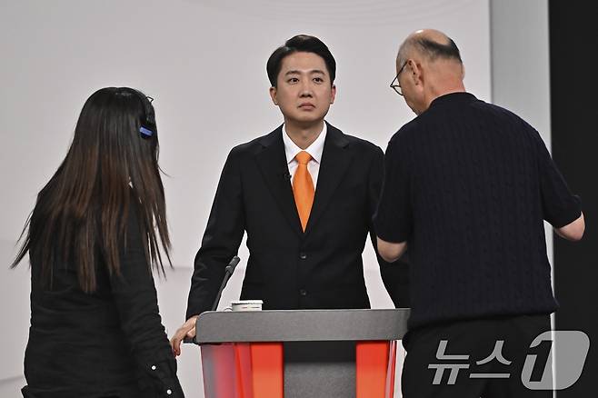 이준석 개혁신당 대통령 후보가 18일 서울 마포구 SBS프리즘타워에서 중앙선거방송토론위원회 주관 제21대 대통령선거 후보자 토론회 준비를 하고 있다. 2025.5.18/뉴스1 ⓒ News1 국회사진취재단