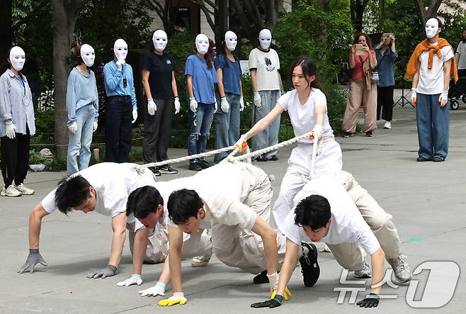 녹색연합 관계자들이 22일 서울 종로구 세종로 광화문광장에서 생물다양성의 날을 맞아 자연의 권리 퍼포먼스 ‘공생2’를 선보이고 있다. 2025.5.22/뉴스1 ⓒ News1 임세영 기자