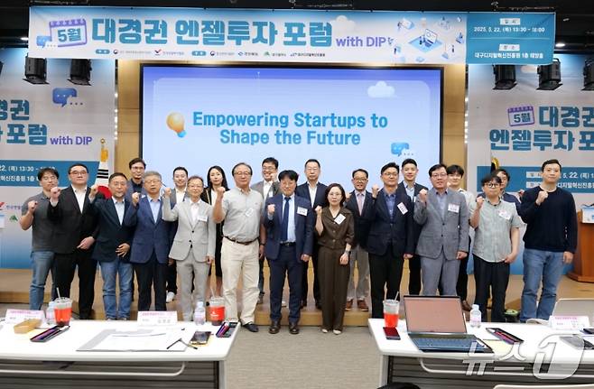 대구·경북지방중소벤처기업청이 주최한 '대경권 엔젤투자포럼'에 참석한 신산업분야 스타트업과 액셀러레이터(AC), 벤처캐피탈(VC) 관계자들이 파이팅을 외치고 있다.(대구경북중기청 제공. 재판매 및 DB 금지)