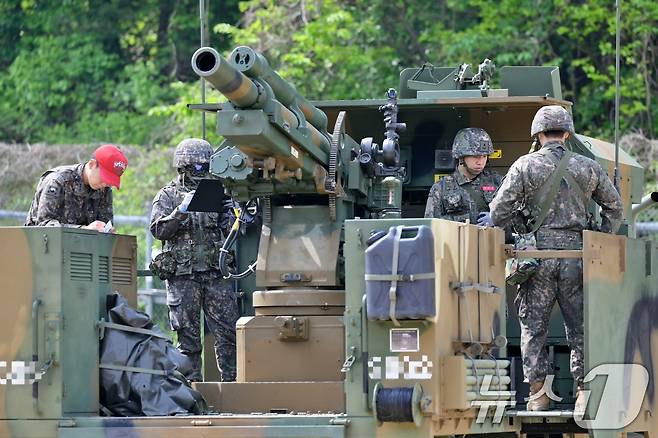 육군은 23일 각 병과학교에서 '신임장교 지휘참모과정' 교육훈련에 매진 중인 장병들의 모습을 공개했다. 육군포병학교 신임장교들이 K105A1차륜형자주포 실사격 훈련을 실시하고 있다. (육군 제공. 재판매 및 DB 금지) 2025.5.23/뉴스1