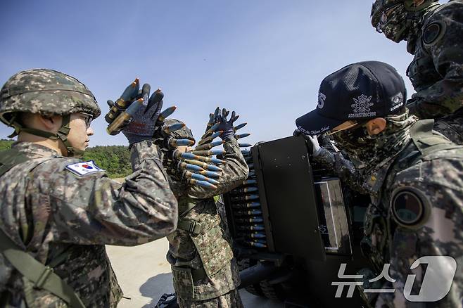 육군은 23일 각 병과학교에서 '신임장교 지휘참모과정' 교육훈련에 매진 중인 장병들의 모습을 공개했다. 육군방공학교 신임장교들이 전문교관들과 함께 20mm 견인 발간포 탄약을 장전하고 있다. (육군 제공. 재판매 및 DB 금지) 2025.5.23/뉴스1