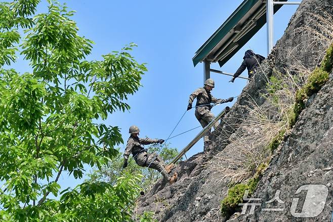 육군은 23일 각 병과학교에서 '신임장교 지휘참모과정' 교육훈련에 매진 중인 장병들의 모습을 공개했다. 육군보병학교 신임장교들이 유격훈련 중 산악장애물 극복을 위한 후면하강 훈련을 하고 있다. (육군 제공. 재판매 및 DB 금지) 2025.5.23/뉴스1