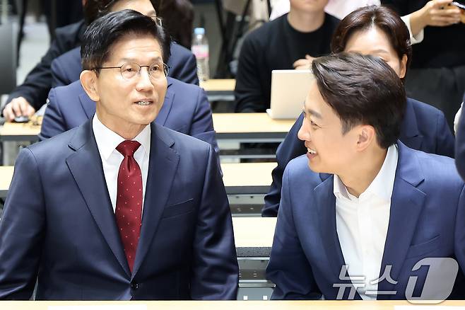 김문수 국민의힘 대통령 후보(왼쪽)와 이준석 개혁신당 대통령 후보가 19일 오전 서울 중구 서울시청에서 열린 '약자와 동행하는 서울 토론회'에 참석해 나란히 앉아 있다. 2025.5.19/뉴스1 ⓒ News1 민경석 기자