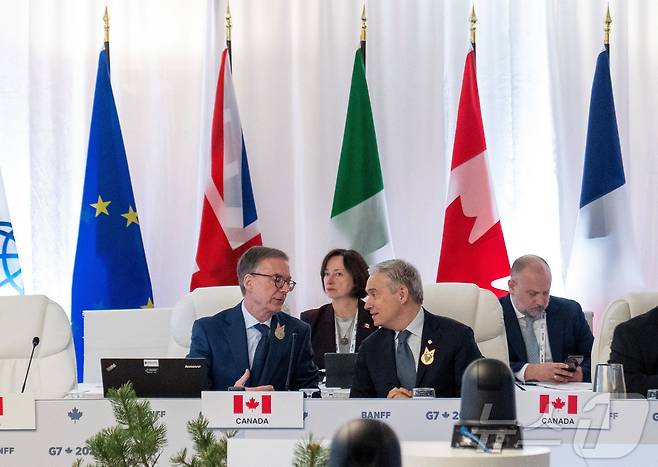 캐나다 중앙은행 총재 티프 맥클렘이 2025년 5월 21일 캐나다 앨버타주 밴프에서 열린 G7 재무장관 및 중앙은행 총재 회의 시작 전에 캐나다 재무장관 프랑수아-필립 샹파뉴와 대화를 나누고 있다. 2025.5.21 ⓒ 로이터=뉴스1 ⓒ News1 강민경 기자