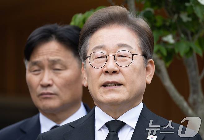 이재명 더불어민주당 대통령 후보가 고 노무현 전 대통령 16주기인 23일 오전 경남 김해시 봉하마을 노 전 대통령 관저에서 백브리핑을 하고 있다. 2025.5.23/뉴스1 ⓒ News1 이재명 기자