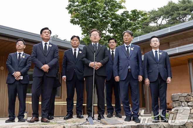 이재명 더불어민주당 대통령 후보가 고 노무현 전 대통령 16주기인 23일 오전 경남 김해시 봉하마을 노 전 대통령 관저에서 백브리핑을 하고 있다. 2025.5.23/뉴스1 ⓒ News1 이재명 기자