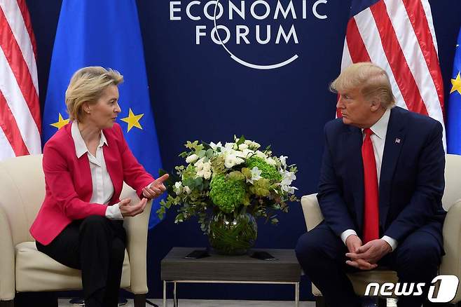 도널드 트럼프 미국 대통령이 21일 (현지시간) 스위스의 다보스 포럼 참석 중 우르줄라 폰데어라이엔 EU 집행위원장과 회담을 하고 있다. ⓒ AFP=뉴스1 ⓒ News1 우동명 기자