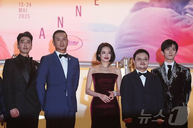 22일(현지시간) 프랑스 남부 소도시 칸(Cannes) 팔레 데 페스티발(Palais des Festivals) 뤼미에르 대극장에서 열린 ‘제78회 칸 국제영화제’ 경쟁 부문 진출작 영화 ‘부활(Resurrection / 광야시대)’의 월드 프리미어 시사회에 참석한 영화감독 비간과 주연배우 수치, 이양첸시, 황쥐에 등이 레드 카펫에 올라 포즈를 취하고 있다. 2025.5.23/뉴스1 ⓒ News1 이준성 기자