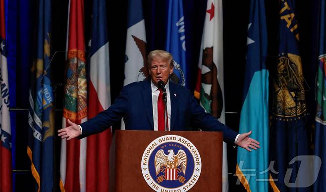 미국 공화당 대선 후보인 도널드 트럼프 전 대통령이 26일 (현지시간) 미시간주 디트로이트에서 열린 국가 방위군 협회(NGAUS) 총회에 참석해 “나토 회원국들의GDP 2% 방위비 지출은 세기의 도둑질이므로 3%는 내야 한다”고 밝히고 있다. 2024.08.27 ⓒ 로이터=뉴스1 ⓒ News1 우동명 기자