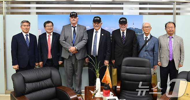 전쟁기념사업회는 6·25전쟁 당시 미 공군의 전쟁 영웅인 故 딘 헤스 미 공군 대령의 유족인 로렌스, 에드워드, 로날드 헤스씨가 23일 전쟁기념관을 방문했다고 밝혔다. 정경두 前 국방부장관(왼쪽부터), 백승주 전쟁기념사업회장, 로날드 헤스, 에드워드 헤스, 로렌스 헤스, 김재창 한미안보연구회 명예회장, 홍성표 한국군사문제연구원 국방정책실장이 기념 촬영을 하고 있다. (전쟁기념사업회 제공. 재판매 및 DB 금지) 2025.5.23/뉴스1