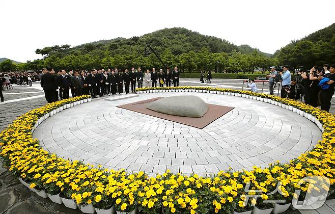 문재인 전 대통령과 권양숙 여사가 23일 오후 경남 김해시 봉하마을에서 열린 고 노무현 전 대통령 16주기 추도식에서 묘역에 참배하고 있다. (공동취재) 2025.5.23/뉴스1 ⓒ News1 이재명 기자