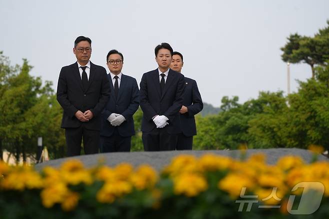 이준석 개혁신당 대통령 후보가 고 노무현 전 대통령 16주기인 23일 오전 경남 김해시 봉하마을 노 전 대통령 묘역을 찾아 참배하고 있다. (개혁신당 제공, 재판매 및 DB 금지) 2025.5.23/뉴스1