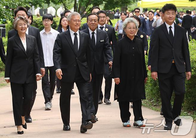문재인 전 대통령과 권양숙 여사가 23일 오후 경남 김해시 봉하마을에서 열린 고 노무현 전 대통령 16주기 추도식에 참석하고 있다. (공동취재) 2025.5.23/뉴스1 ⓒ News1 이재명 기자
