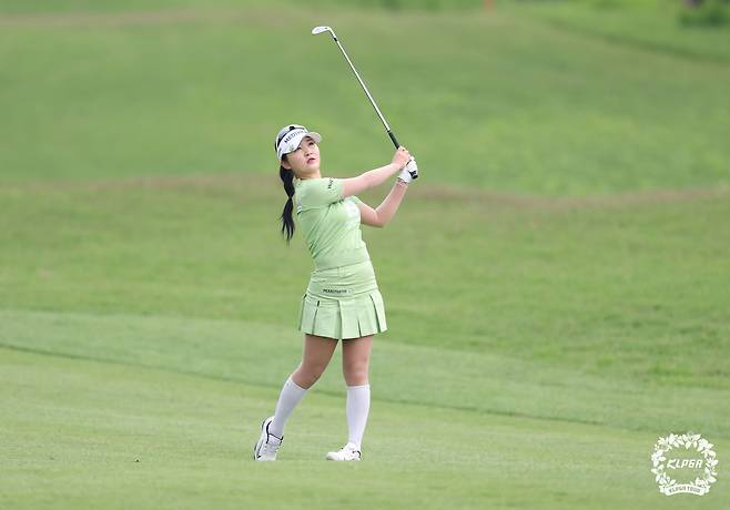 이예원이 23일 경기 여주 페럼클럽에서 열린 '제13회 E1채리티 오픈' 1라운드 12번홀에서 아이언샷을 하고 있다. (KLPGA 제공. 재판매 및 DB 금지) 2025.5.23/뉴스1