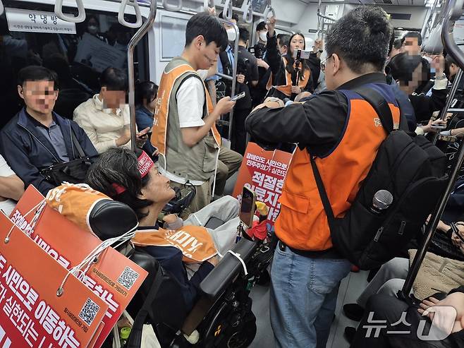 23일 오후 서울 광화문역에서 전국장애인철폐연대가 지하철 선전전을 벌이는 모습. 2025.5.23/뉴스1 ⓒ News1 신윤하 기자