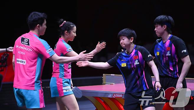 임종훈과 신유빈이 23일(현지시간) 카타르 도하 루사일 아레나에서 열린 2025 국제탁구연맹(ITTF) 세계선수권대회 혼합복식 4강에서 경기를 마친 뒤 중국 쑨잉사, 왕추친과 악수를 나누고 있다. 2025.5.23/뉴스1 ⓒ News1 사진공동취재단
