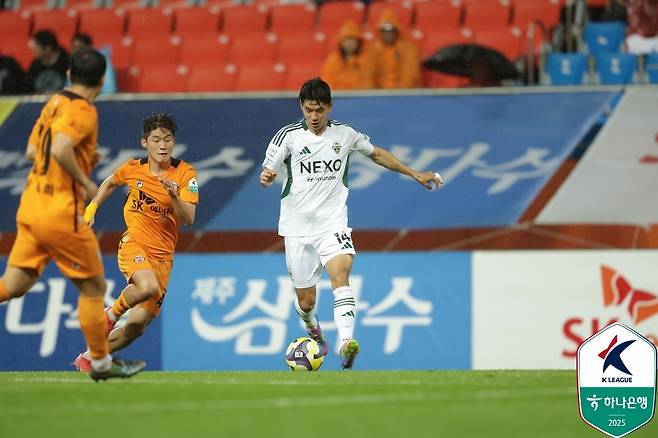 전북 현대가 23일 열린 K리그1 제주 SK와 원정 경기에서 0-0으로 비기며 선두로 올라섰다. (한국프로축구연맹 제공)