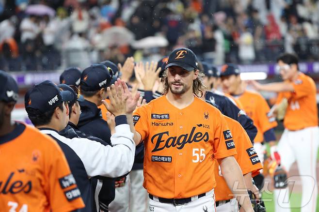 23일 대전 한화생명볼파크에서 열린 '2025 신한 SOL 뱅크 KBO리그' 프로야구 한화 이글스와 롯데 자이언츠 경기에서 한화가 승리하며 와이스 등 선수들이 기뻐하고 있다. 2025.5.23/뉴스1 ⓒ News1 김기남 기자