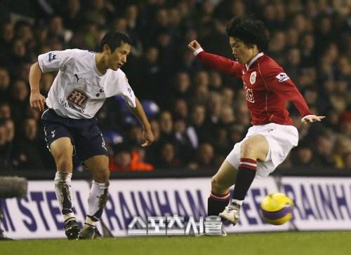 이영표(왼쪽) KBS 축구 해설위원이 토트넘 소속으로 활약하던 지난 2007년 당시 홈구장인 영국 런던의 화이트 하트 레인에서 열린 맨체스터 유나이티드와 홈경기에서 박지성과 볼 경합하고 있다. 스포츠서울DB