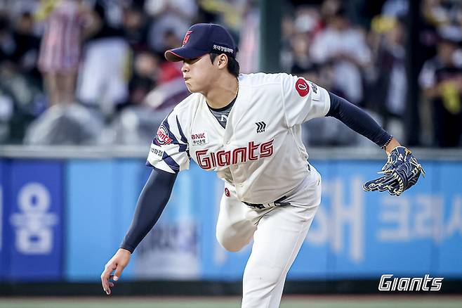 롯데 이민석이 22일 부산 사직구장에서 열린 2025 KBO리그 정규시즌 LG전에 선발 등판해 역투하고 있다. 사진 | 롯데 자이언츠