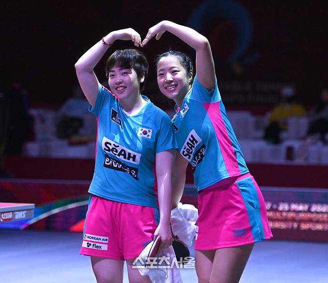 신유빈, 유한나가 22일 카타르 도하 루사일 아레나에서 열린 2025 국제탁구연맹(ITTF) 세계선수권대회 여자복식 8강 일본 오도 사츠키 - 요코이 사쿠라와 경기 승리 후 환호하고 있다. 2025. 5. 22.  도하(카타르) | 최승섭기자 thunder@sportsseoul.com