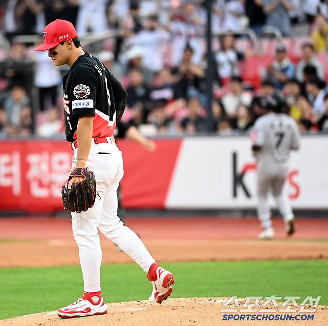 22일 수원KT위즈파크에서 열린 KIA와 KT의 경기,  1회말 1사 만루 KIA 3루수 김도영이 KT 김상수의 땅볼때 1루 송구실책을 범하며 아쉬워하고 있다. 수원=허상욱 기자wook@sportschosun.com/2025.05.22/