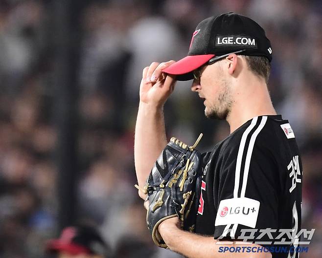 22일 부산 사직야구장에서 열린 KBO리그 롯데와 LG의 경기. 4회 강판 당하는 LG 선발 코엔 윈. 부산=송정헌 기자songs@sportschosun.com/2025.05.22/