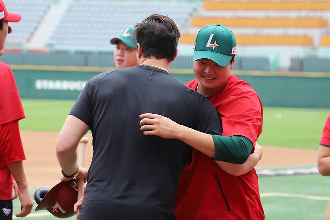 고명준과 포옹하는 맥브룸. 사진=SSG 랜더스