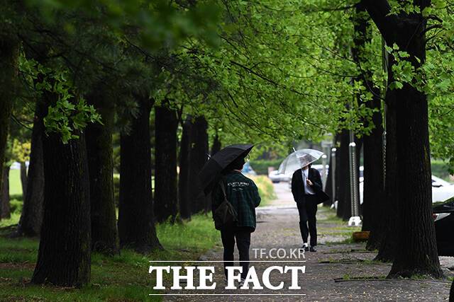 23일 전국이 대체로 흐린 가운데 전날보다 기온이 떨어져 선선한 날씨가 이어지겠다. 일부 지역에서는 비가 내리겠다. /서예원 기자