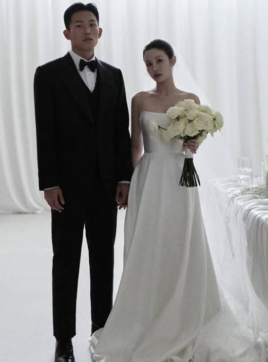 축구 국가대표 정우영 선수(사진 왼쪽)가 지난 20일 자신의 소셜 미디어에 배우 이광기의 딸 정연지 씨와 오는 6월15일 결혼식을 올린다고 직접 소식을 알렸다. /방송캡처, 이광기SNS