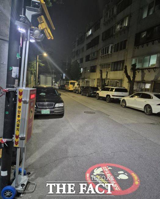 쓰레기 무단투기 근절을 위해 설치된 이동식 감시카메라와 로고라이트 /시흥시