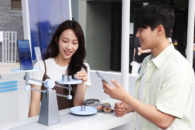 서울 성북구 고려대 서울캠퍼스에 오픈한 '갤럭시 캠퍼스 스튜디오'에서 방문객들이 '갤럭시S25 엣지'의 무게를 측정하고 있다. /삼성전자