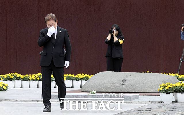 노무현 전 대통령 서거 16주기인 23일 오전 경남 김해시 봉하마을을 찾은 이재명 더불어민주당 대선 후보가 ​노 전 대통령 묘역을 참배한 뒤 눈물을 흘리고 있다. /김해=배정한 기자