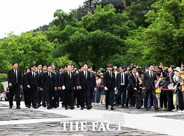 봉하마을 찾은 이재명 후보.